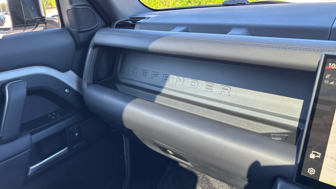 Land Rover Defender 3.0 D250 X-Dynamic HSE 110 5dr Auto Diesel Estate - Image 25